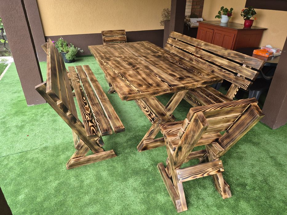 Masa cu scaune la comanda