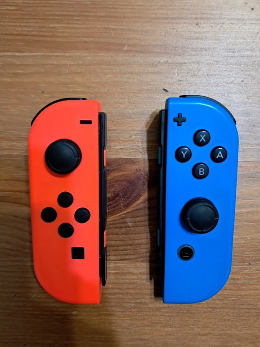 Nintendo Joy Con червен и син