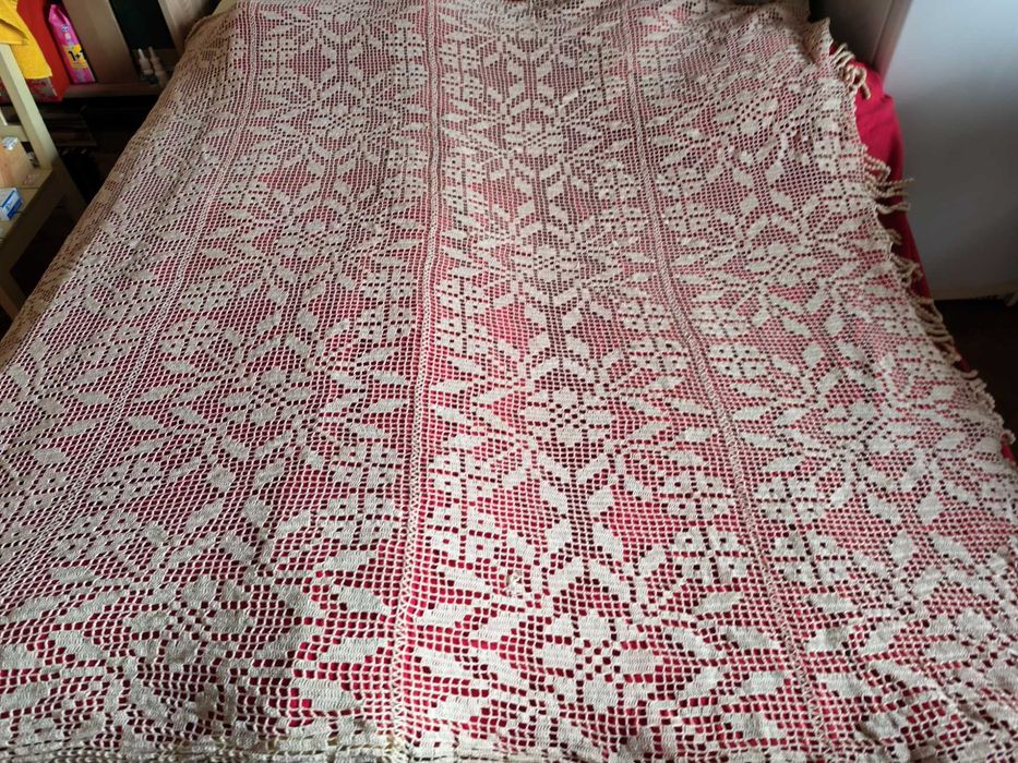 Продавам плетени на една кука покривки