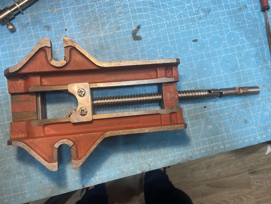 Menghina de precizie autocentrata pentru forme neregulate, circulare