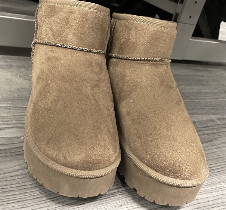 Cizme dama model va rog comenzi fac doar pe vinted