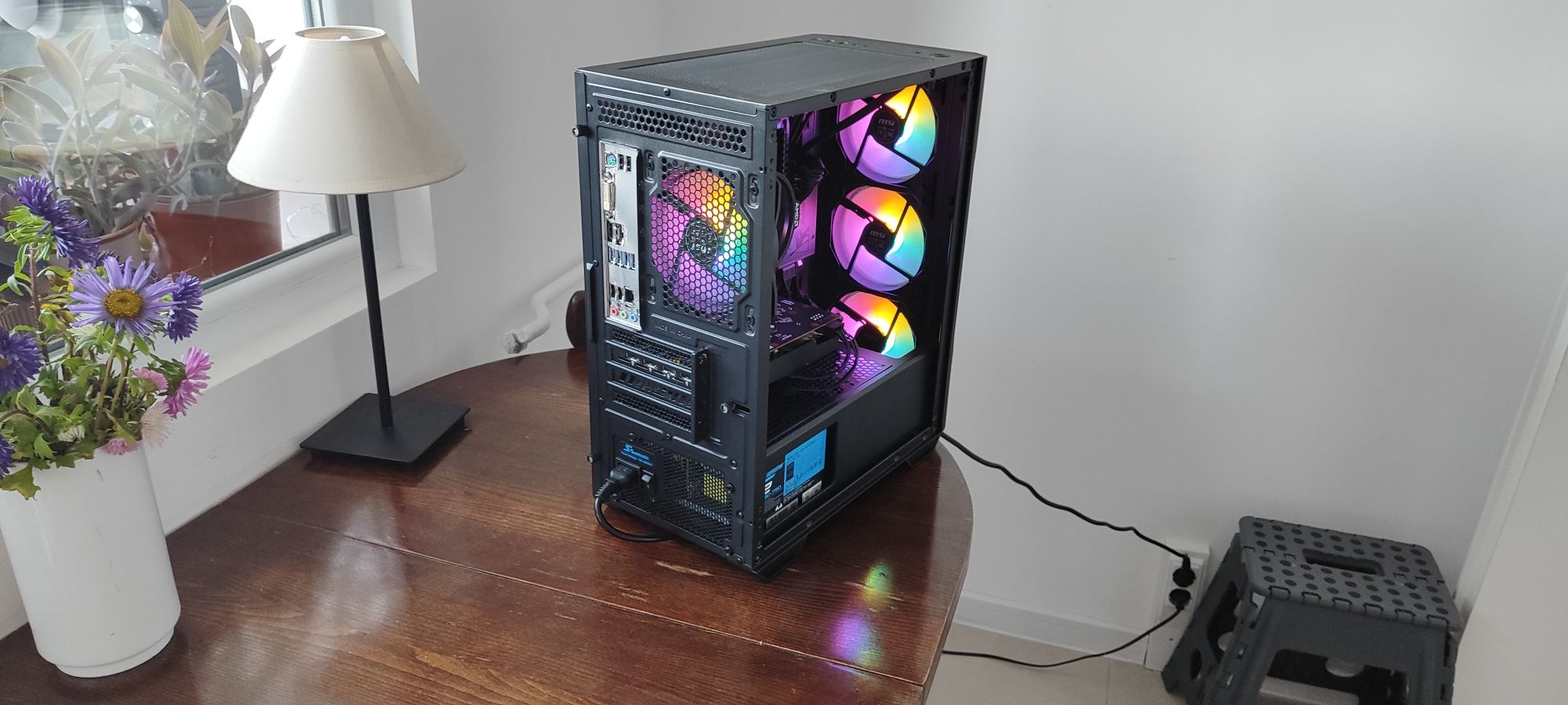 Компютър геймърски  ryzen5600x ,rx 6600 ,16 рам Corsair 750+gold захр.