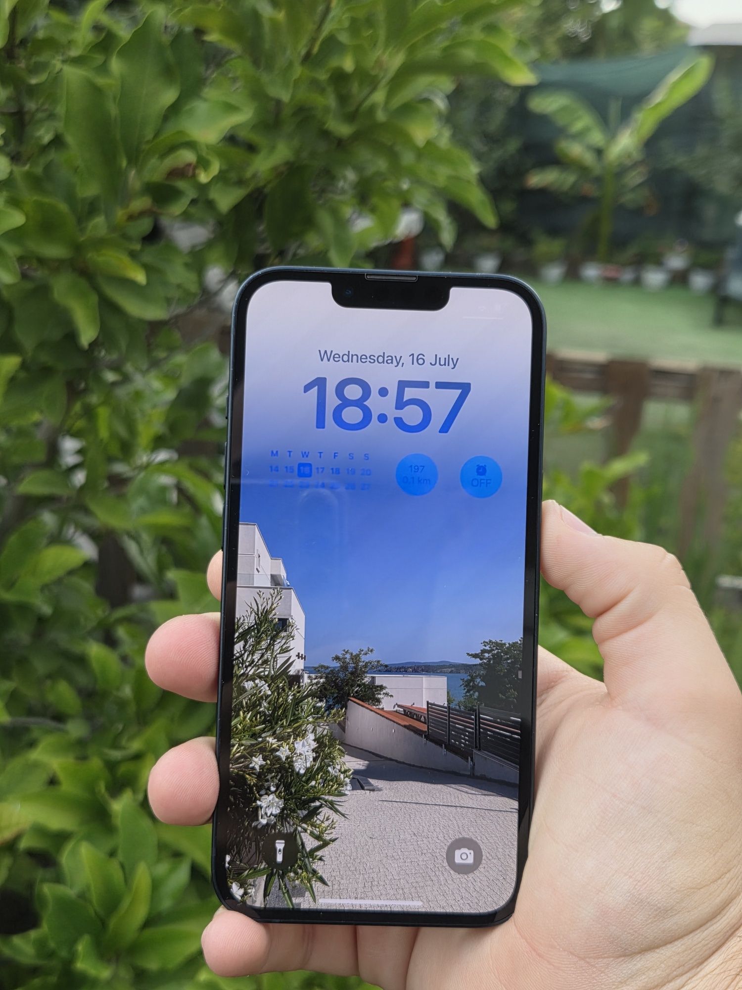 iPhone 13 128GB – Много добро състояние + оригинални аксесоари