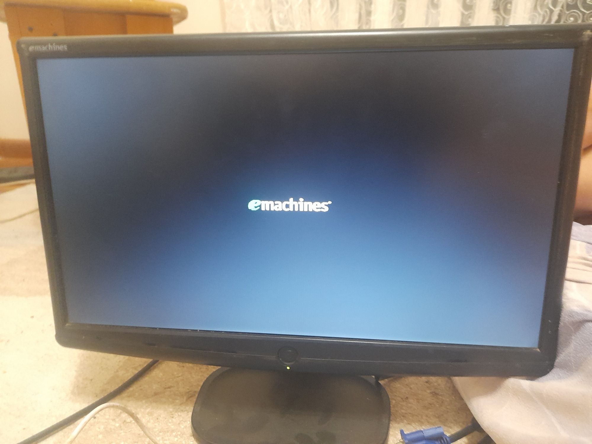 Монитор emachines 60hz.