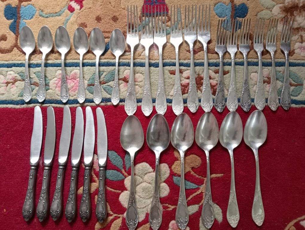 Посуда, вилки и ложки и ножи мельхиоровые.