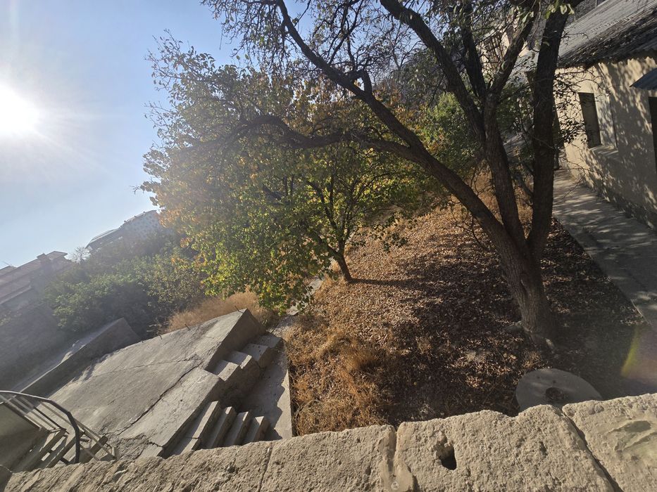 Ер участка сотилади 8,8 сотих Таунхаус курса булади 4 та Темуршох рест