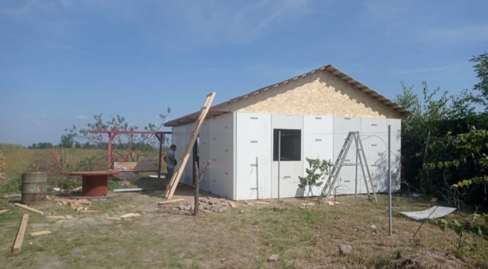 Case din lemn și structura metalică