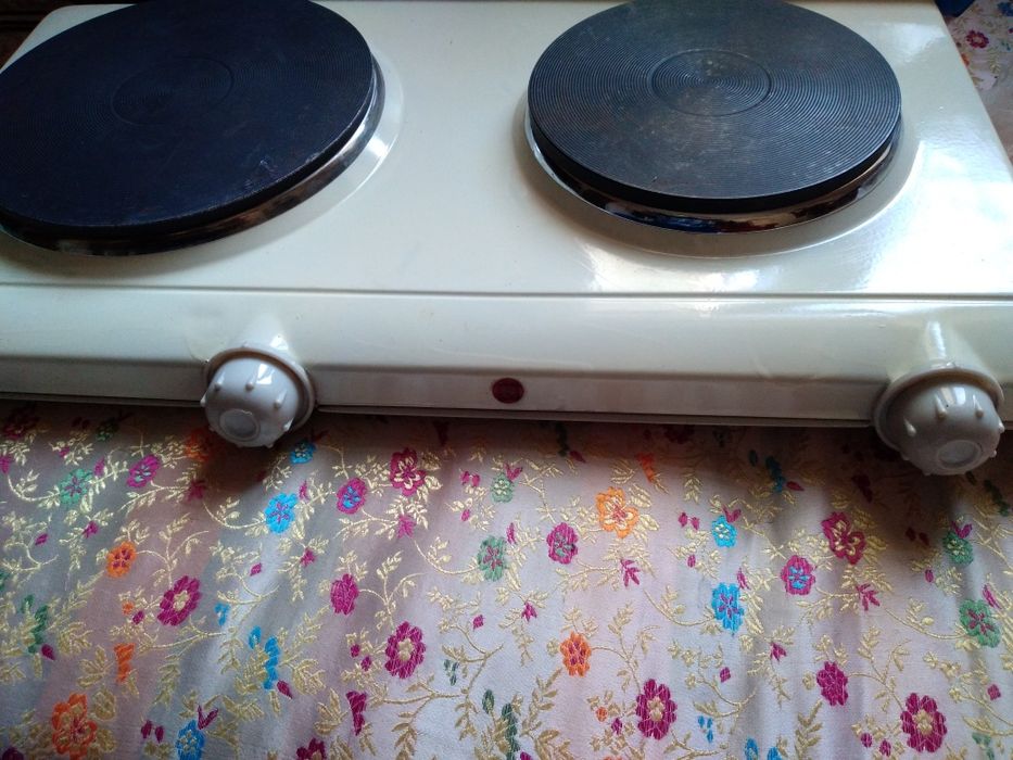 Электрическая двухкомфорная плита.