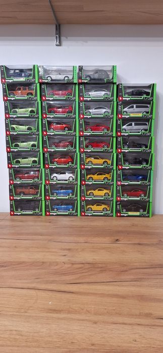 Machete bburago 1/32