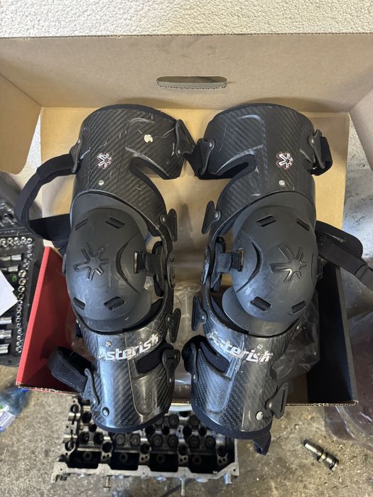 Мото наколенки asterisk carbon