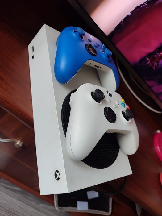 Продам X-box S series 512 GB с документами,коробкой и 2  геймпадами
