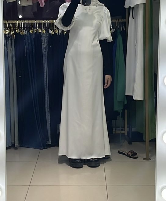 Белое платья в пол, одевала один раз на выпускной