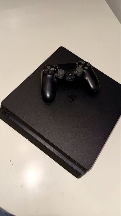 Продам игровую консоль SonyPlaystation 4 slim на 500ГБ.