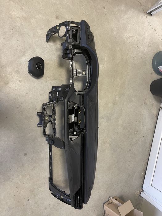 Продавам табло с двата airbag-а за Škoda Scala Kamiq