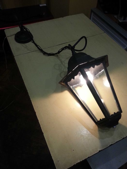 Стар метален електрически фенер.