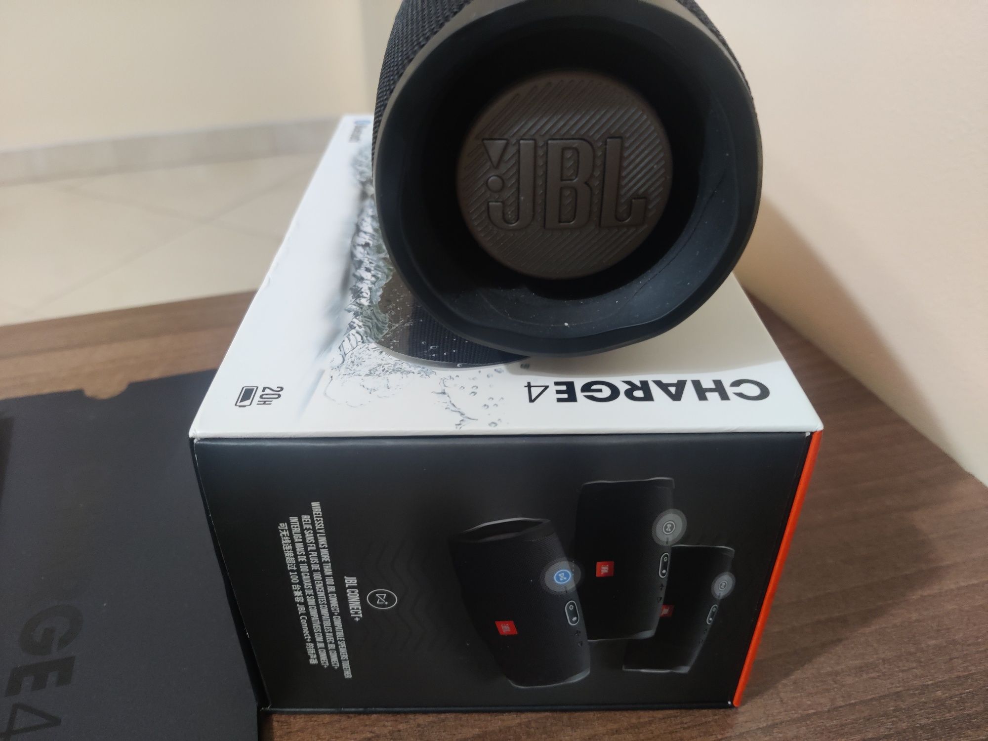 Vând boxa portabila JBL Change 4