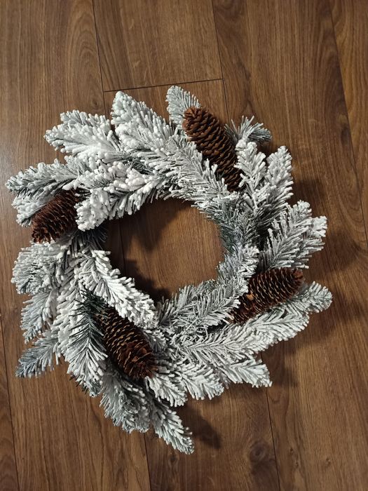 Коледен венец за стена