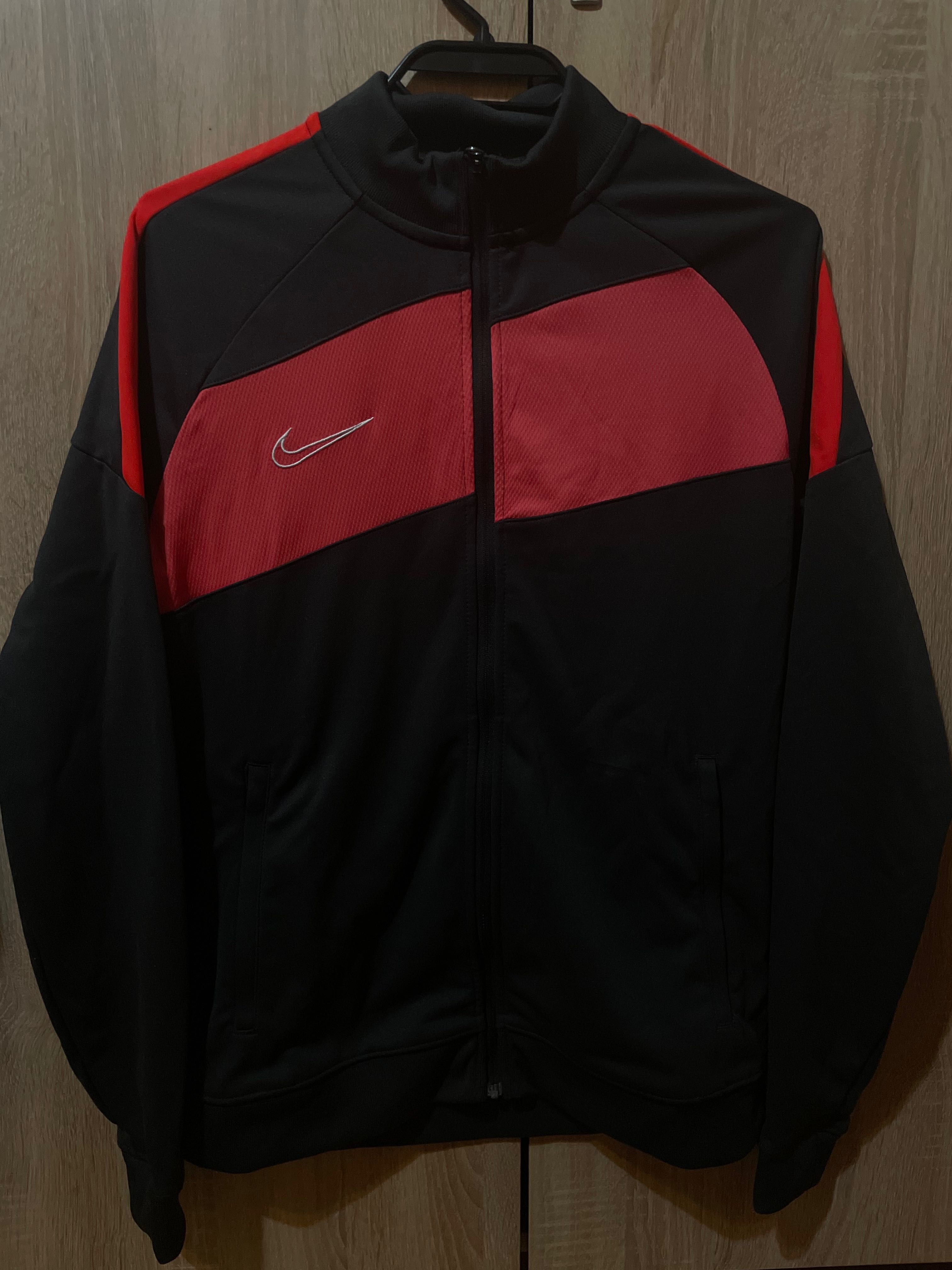 Горнище на Nike в отлично състояние