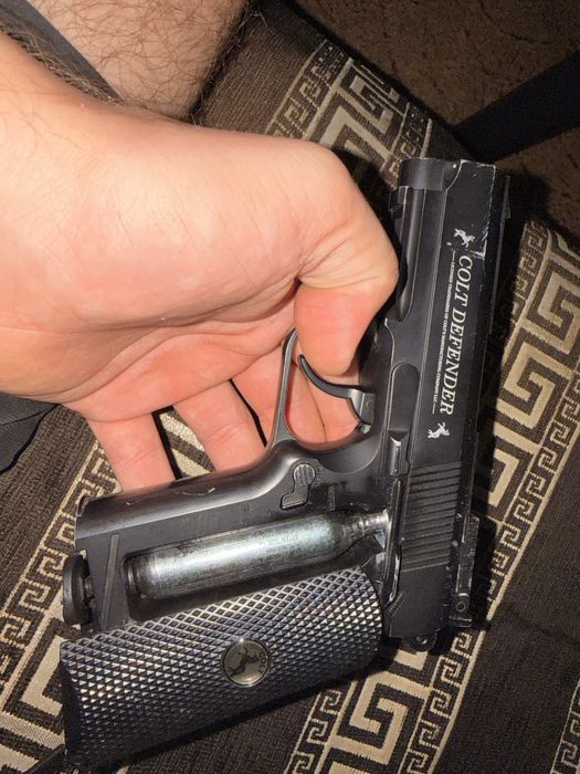 Пистолет,,colt defender”CO2 +~4000 BB топчета+ 9*12g CO2