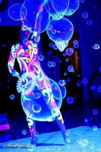 Ультрафиолетовое шоу мыльных пузырей.