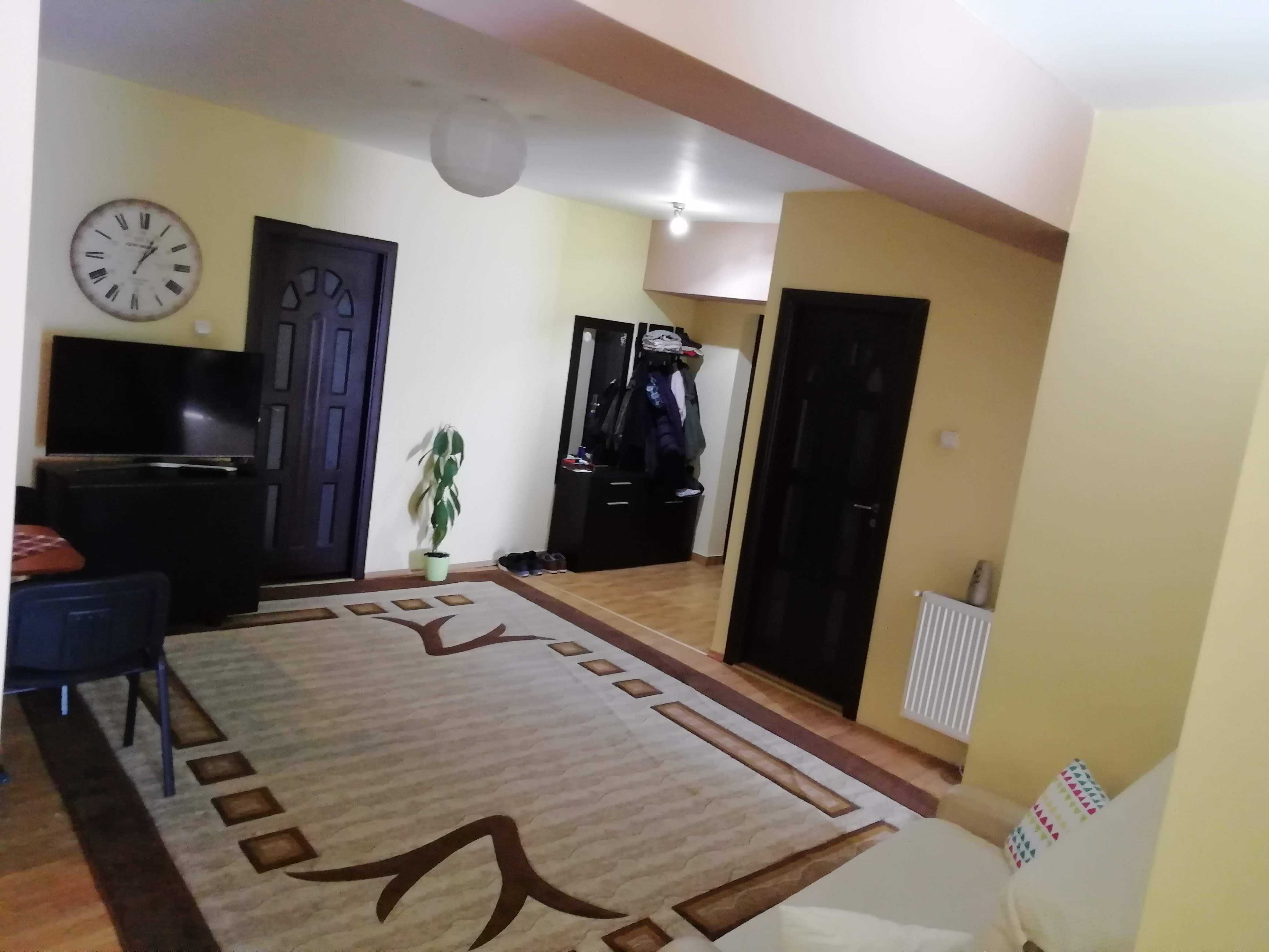 Apartament 4 camere de vanzare, locatie semi-centrala, persoana fizica