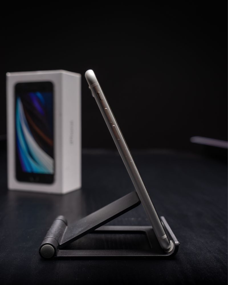 iphone se ,неразличим от нов