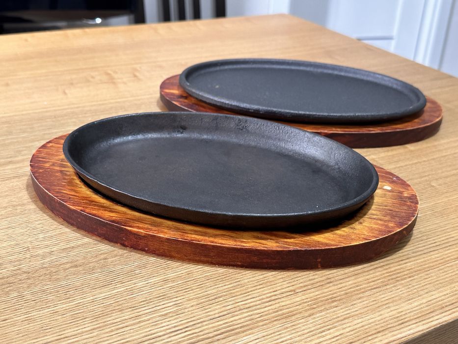 2 Чугунные тарелки с досками для подачи  блюд, обе за 5000