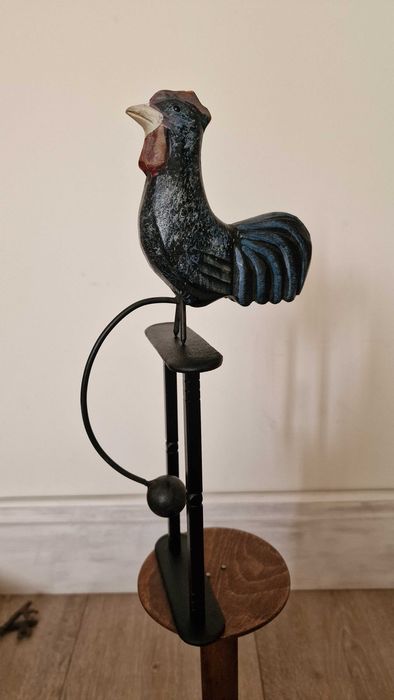 Дървен люлеещ петел на чугунена основа– 30см