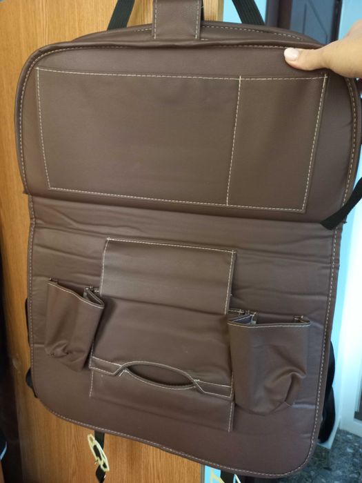 Organizator auto cu 6 compartimente și masuță