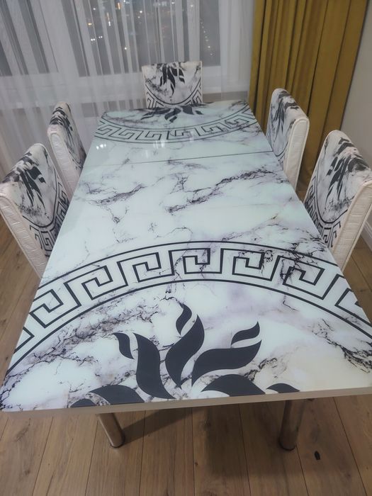 Стол и стулья срочно продаю