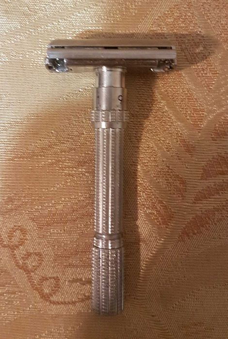 Продавам самобръсначка за класическо бръснене Gillette Slim Adjustable