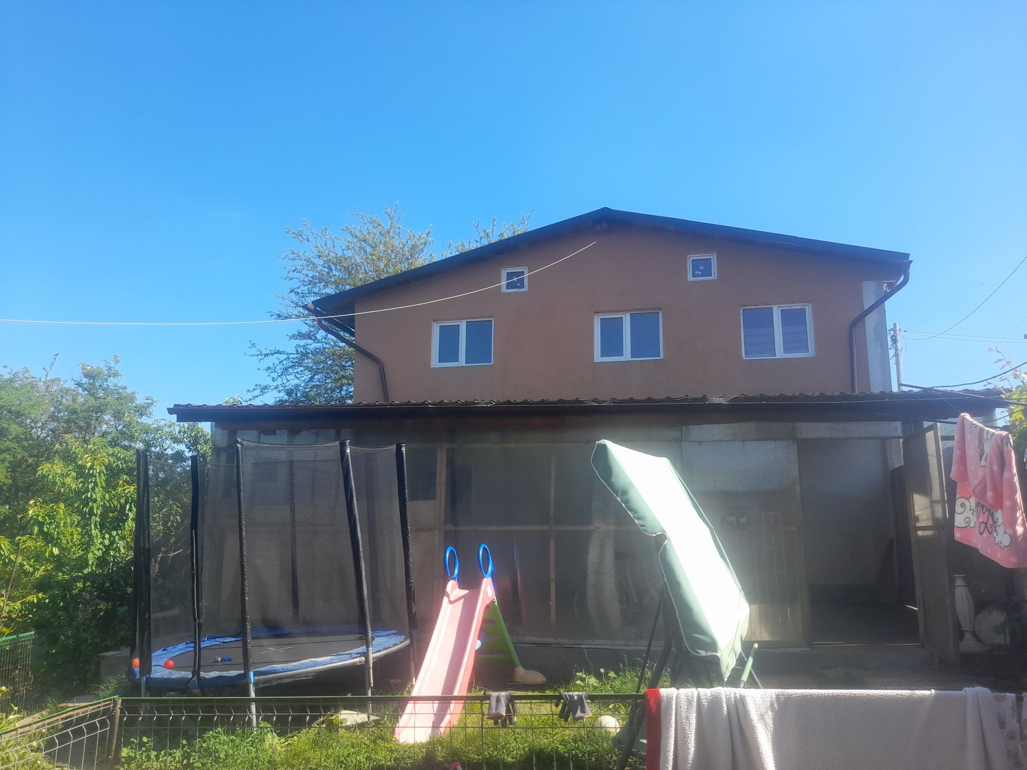 Casa cu curte în glina