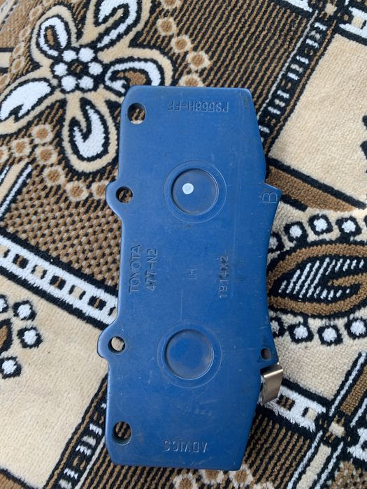 Продам тормазные колодки на Тойота Хайлюкс