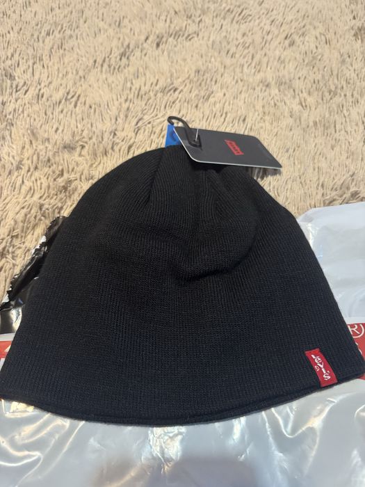 Шапка Levi’s.