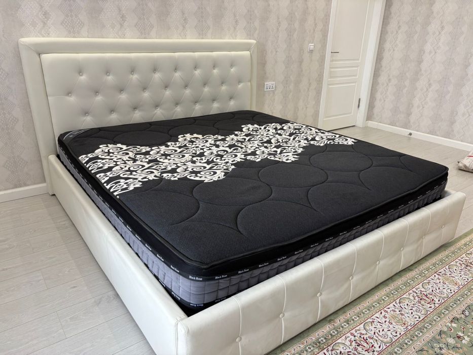 Кровать вместе с ортопедическим матрасом в идеальном состоянии