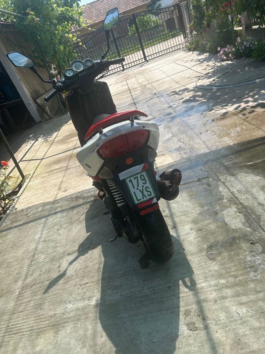 Vând Peugeot speedfight 2