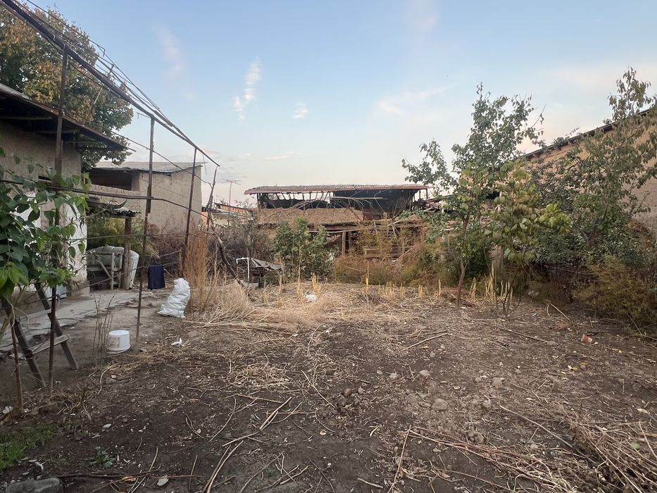 Yengi Toshmi postidan 1km krganda yoli yuzida yer sotiladi SROCHNA