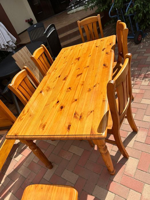 vând scaune și mese din lemn masiv