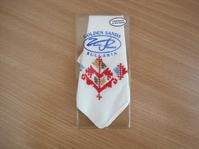 Нова бродирана кърпичка в кутийка
