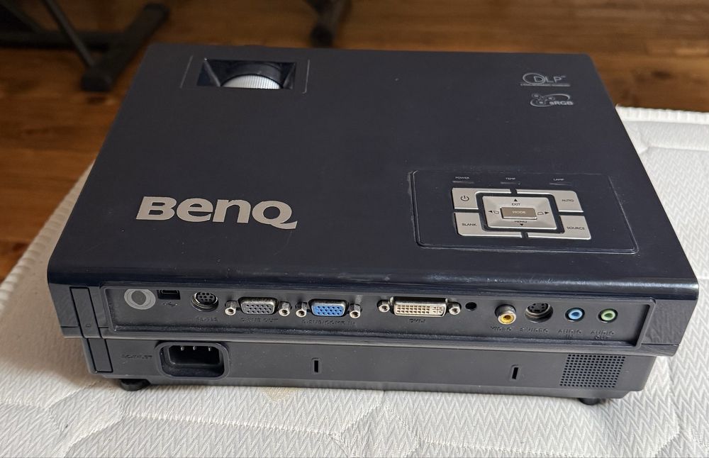 Proiector Benq MP620 si ecran de proiectie retractabil MovieLux Compac