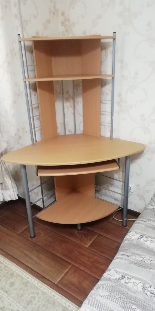 Продаётся компьютерный стол