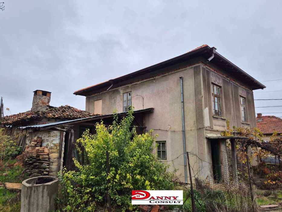 Двуетажна къща с двор и кладенец в с. Драгижево