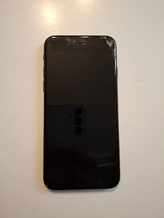 Iphone SE 2020 Black телефона е със icloud и парола