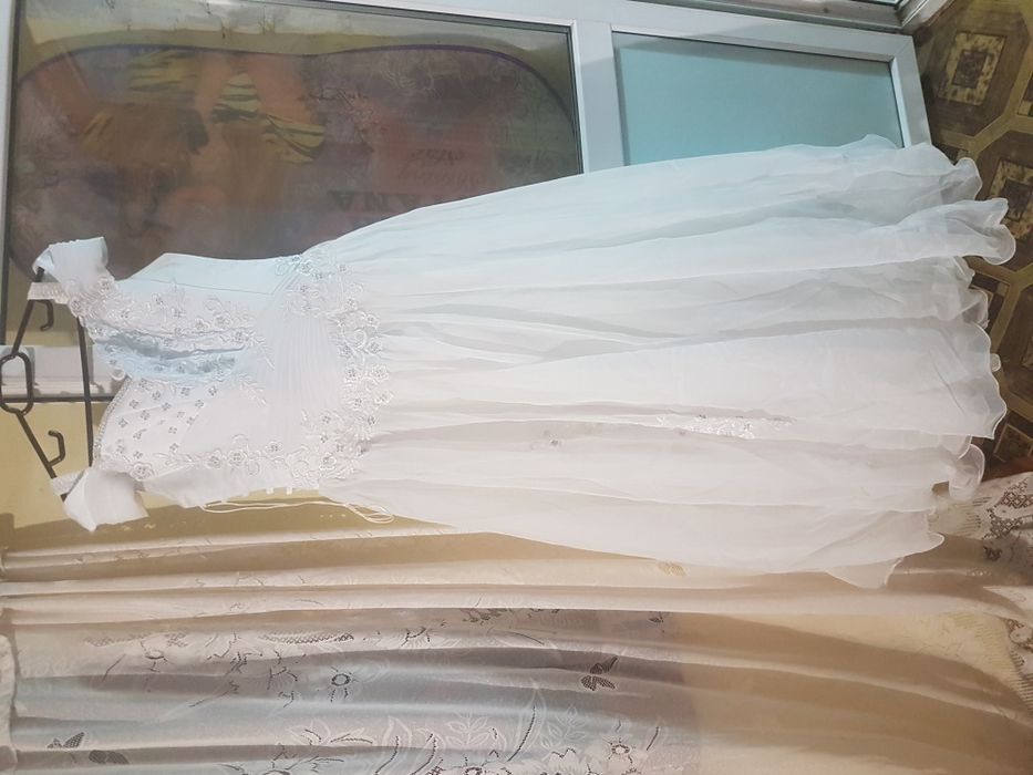 Vand rochie de mireasă si voal