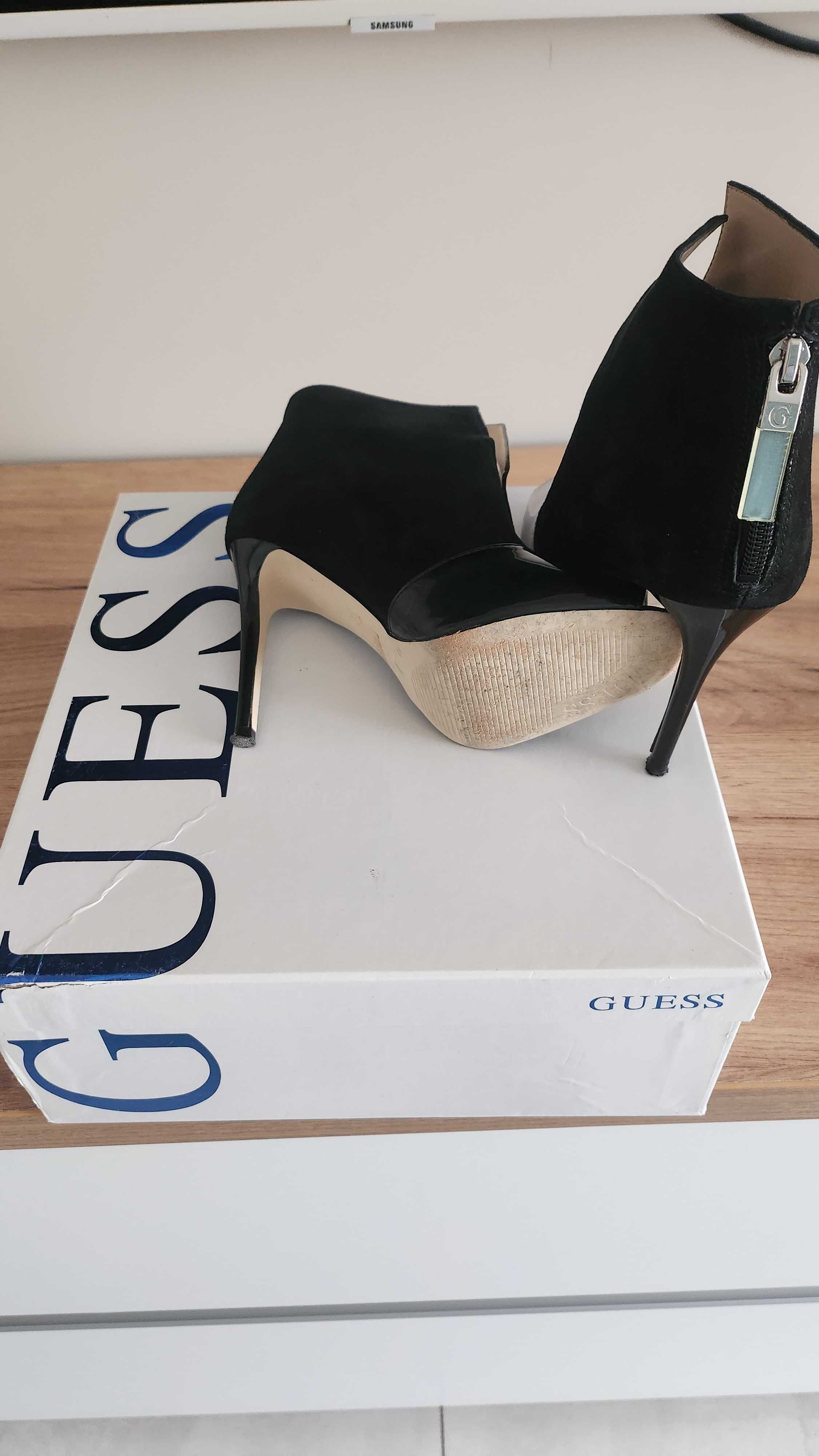 Обувки с висок ток Guess