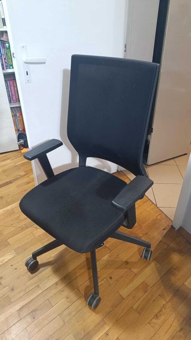 Черен офис стол в отлично състояние