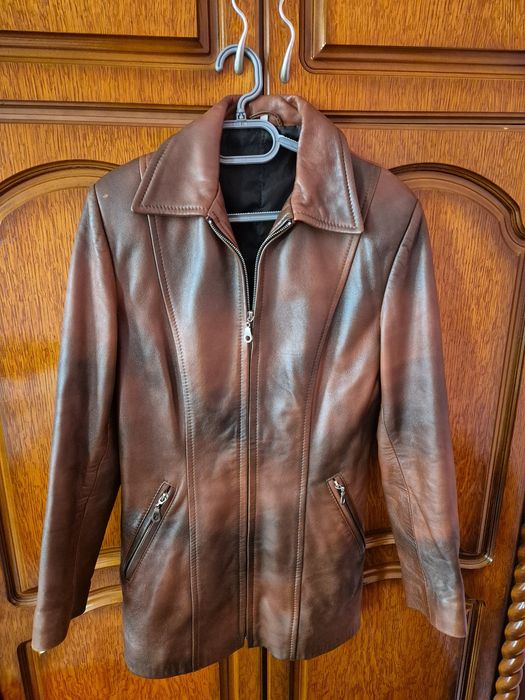 Vând geacă de piele femei  ,mărime38- 40 ,, făină,  preț 180 lei