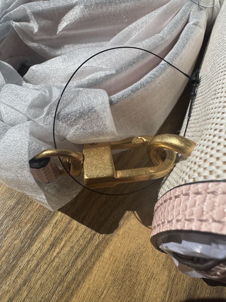 Оригинална чанта Guess