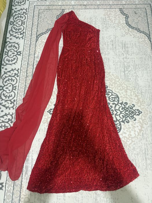 Красивое платье.