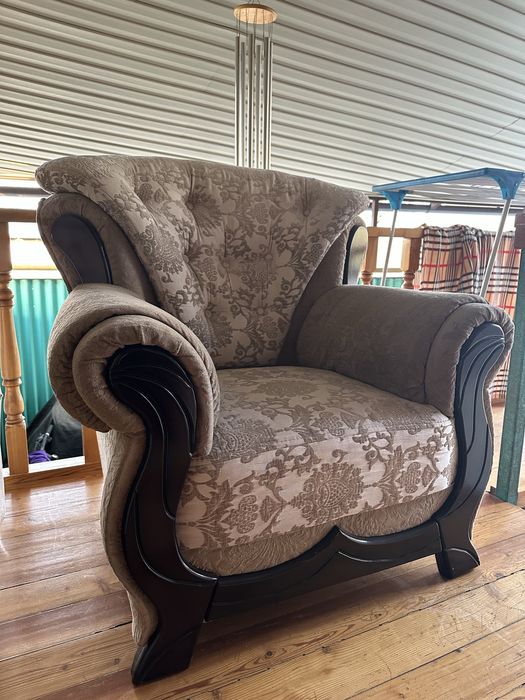 Массивное кресло в классическом стиле